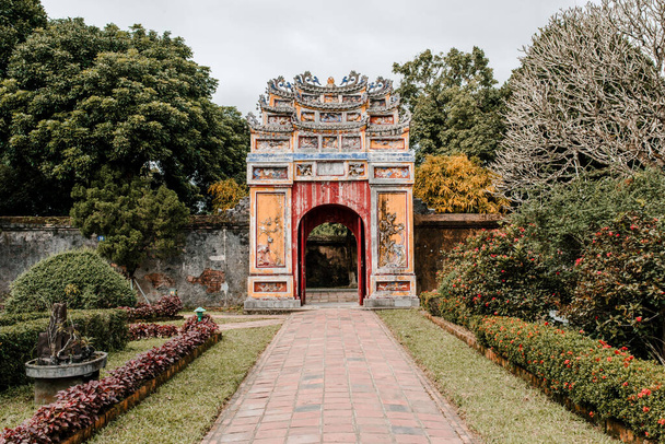 Hue, В'єтнам 27 липня 2019: Храм в Імперському місті (цитадель) Хюе (об'єкт всесвітньої спадщини ЮНЕСКО). Місце, яке веде до палаців царів, є офіціальним у 19 столітті в Ху, В'єтнам - Фото, зображення