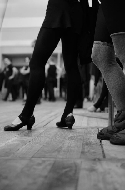 Füße der Tänzerin im Tanzsaal. Junge Mädchen in ukrainischen Nationaltanzschuhen - Foto, Bild