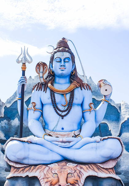 Shiva-Gottesstatue in der Nähe von Surat, Gujarat. - Foto, Bild
