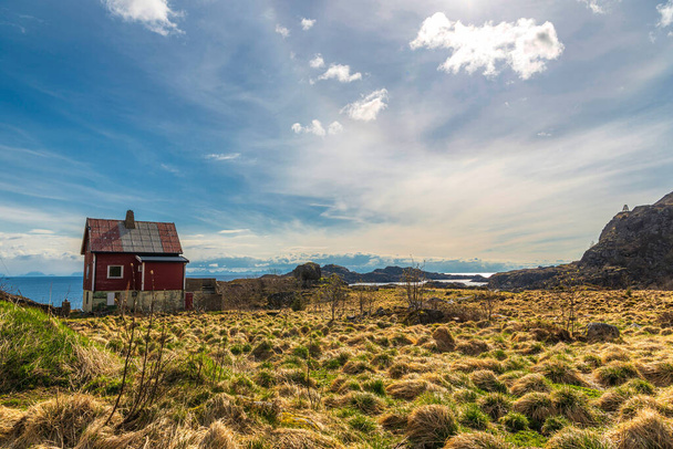 Vue panoramique du paysage norvégien et de la maison sur la falaise
 - Photo, image