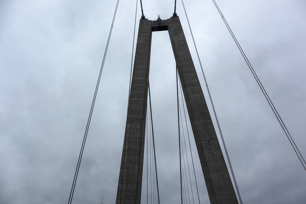 Pont arc de fil sur ciel dramatique sombre scape lourds nuages sombres. Autoroute suédoise architecture nordique
 - Photo, image
