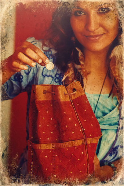 mujer con una bolsa y un euro en la mano, viejo efecto foto
. - Foto, imagen
