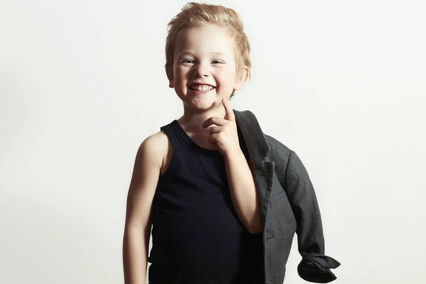 Retrato de um menino sorridente. corte de cabelo elegante. crianças da moda. criança engraçada
 - Foto, Imagem