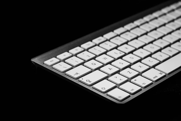 Siyah arkaplanda kişisel bilgisayar klavyesi - Fotoğraf, Görsel