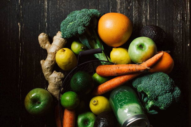 zdravý životní styl, zelenina a ovoce na tmavém pozadí - Fotografie, Obrázek
