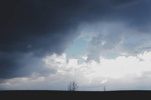 lente onweer met regen in het veld - Foto, afbeelding