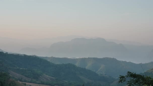 Természetes háttér, táj hegyekkel és erdő békés reggel a Mae Moei Nemzeti Park Tak tartomány északi részén Thaiföld - Felvétel, videó