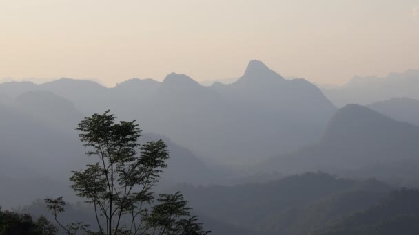 Φυσικό υπόβαθρο, τοπίο με τα βουνά και το δάσος ήσυχο το πρωί στο Mae Moei National Park Tak Province Βόρεια περιοχή της Ταϊλάνδης - Πλάνα, βίντεο