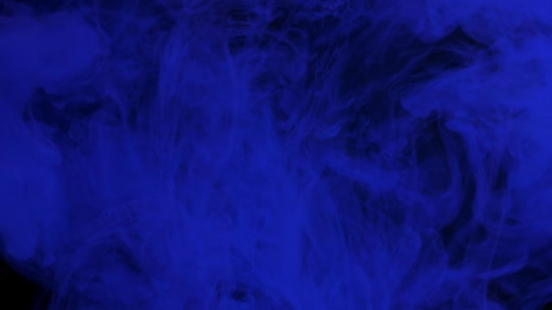 Tinta azul oscura mezclada en agua, girando suavemente bajo el agua. Fondo artístico
 - Metraje, vídeo