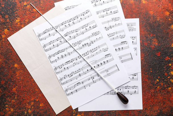 Notenblätter und Dirigentenstab auf Grunge-Hintergrund - Foto, Bild
