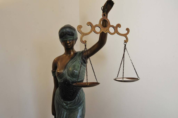 Lady Justicen patsas vaaka kädessään oikeussalissa
 - Valokuva, kuva