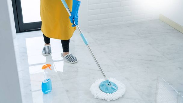 Kobieta gospodyni z mopem i wiadro ze środkami czyszczącymi do czyszczenia podłogi w domu, Pielęgnacja podłogi i sprzątanie  - Zdjęcie, obraz