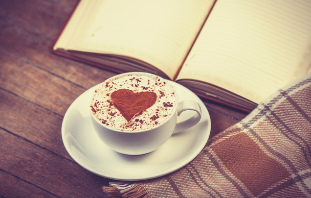 Tasse de café et livre avec écharpe
 - Photo, image