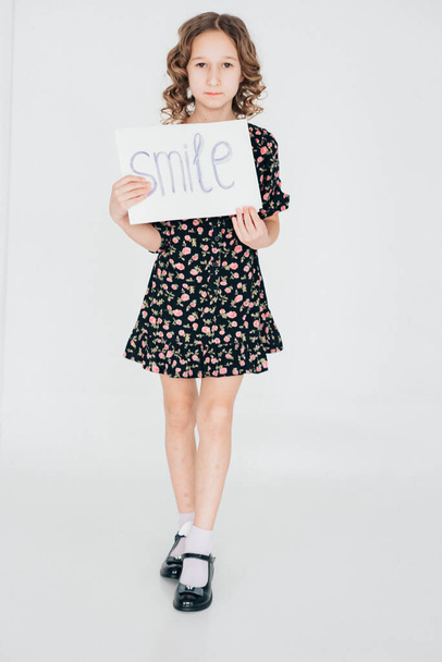 young girl holding a paper in smile - Foto, immagini
