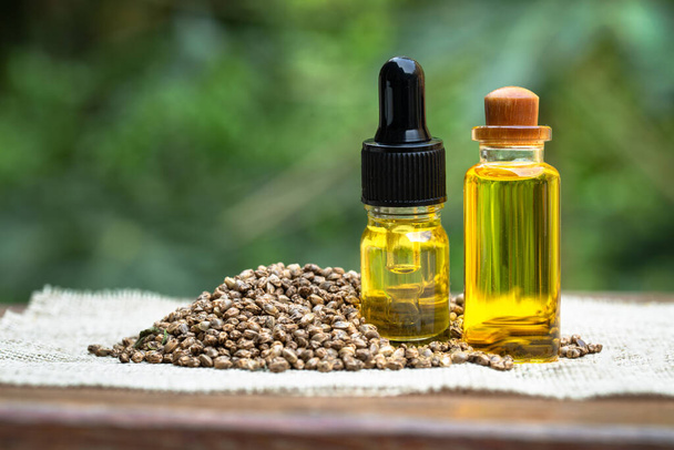 Productos de cáñamo aceite CBD, Cannabis medicinal con aceite de extracto en una botella. Concepto de cannabis medicinal - Foto, Imagen