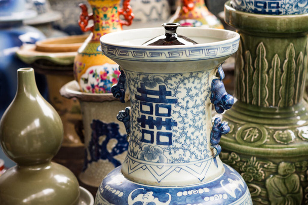 Porcelán a Panjiayuan Antikváriumban, Pekingi Antikvárium, Peking legnagyobb és legismertebb művészete, kézműves és régiségbolhapiac használt árukat árul - Fotó, kép