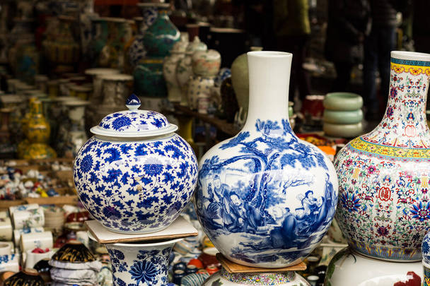 Porzellan auf dem Panjiayuan Antiquitätenmarkt, Beijing Antique Market, Beijings größter und bekanntester Kunst-, Kunsthandwerks- und Antiquitätenflohmarkt mit Second-Hand-Waren - Foto, Bild