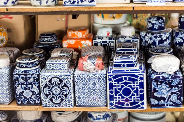 Porcelana no Panjiayuan Antique Market, Beijing Antique Market, Beijings maiores e mais conhecidas artes, artesanato e antiguidades mercado de pulgas vendendo bens de segunda mão
 - Foto, Imagem