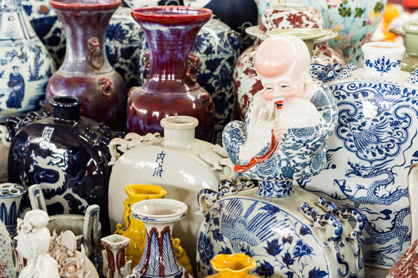 Porcelaine au marché d'antiquités de Panjiayuan, marché d'antiquités de Pékin, marché d'objets d'art, d'artisanat et d'antiquités le plus grand et le plus connu
 - Photo, image