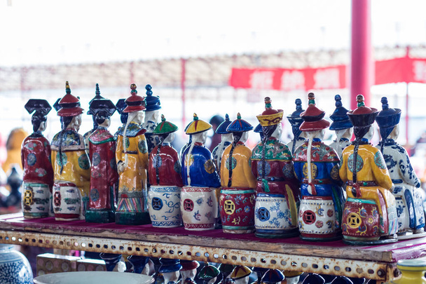 Porselein op de Panjiayuan Antique Market, Beijing Antique Market, Beijings grootste en bekendste kunst, ambachten, en antiekvlooienmarkt verkopen tweedehands goederen - Foto, afbeelding