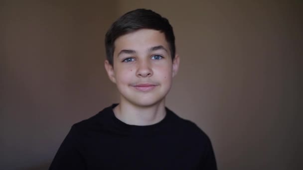 Vídeo de un joven estudiante en casa con camisa negra. Selección media de chico adolescente guapo
 - Metraje, vídeo