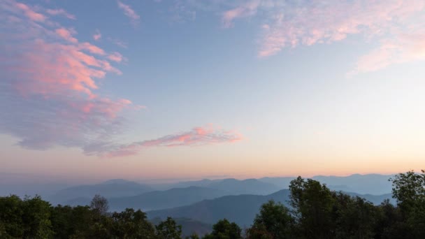Природний фон часу, ландшафт з горами, лісом, небом і хмарами вранці в національному парку Мае-Моей Провінція Так Північний регіон Таїланду - Кадри, відео