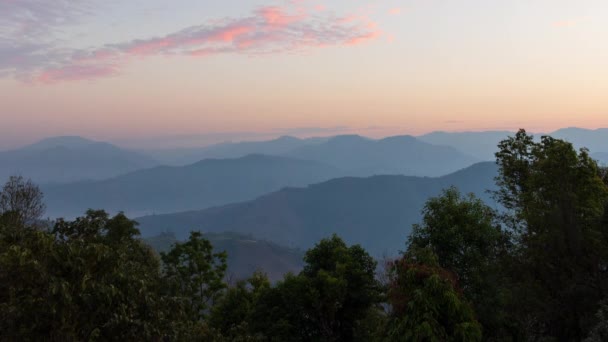 Time lapse Natuurlijke achtergrond, landschap met bergen, bos, lucht en wolken in de ochtend op Mae Moei National Park Tak Province noordelijke regio van Thailand - Video