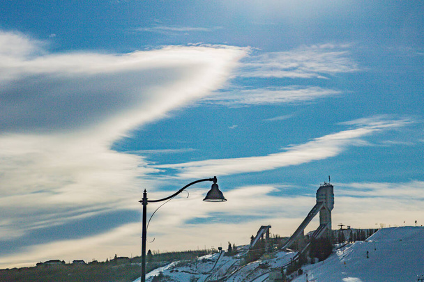 Σύννεφα πάνω από τα άλματα σκι στον Καναδά Olynopic Park. Calgary, Alberta, Καναδάς - Φωτογραφία, εικόνα