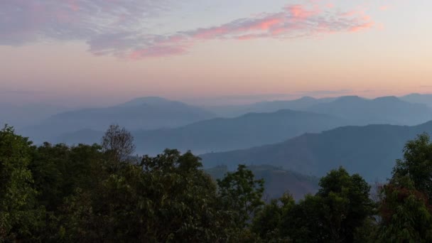 Промежуток времени Природный фон, пейзаж с горами, лесом, небом и облаками утром в Mae Moei National Park Tak Province Northern region of Thailand
 - Кадры, видео