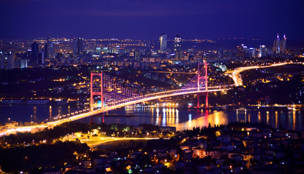Ανατολή του ηλίου χρυσή γέφυρα πυλών και τα φώτα Κωνσταντινούπολη, Τουρκία - Φωτογραφία, εικόνα