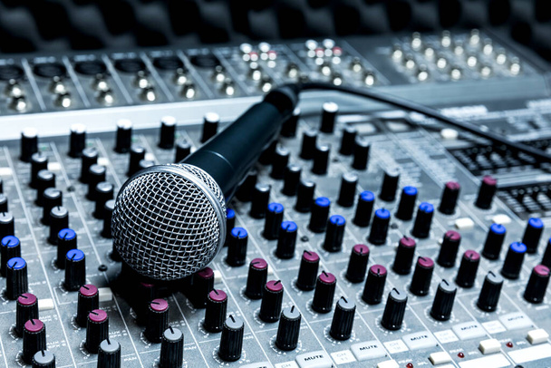 Професійний конденсатор студійний мікрофон, Музична концепція. запис, вибірковий фокус мікрофон в радіостудії, вибірковий фокус мікрофон і розмитне музичне обладнання
, - Фото, зображення