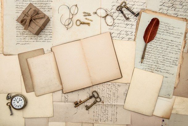 antique accessories, old letters, gift box, watch and keys - Fotoğraf, Görsel