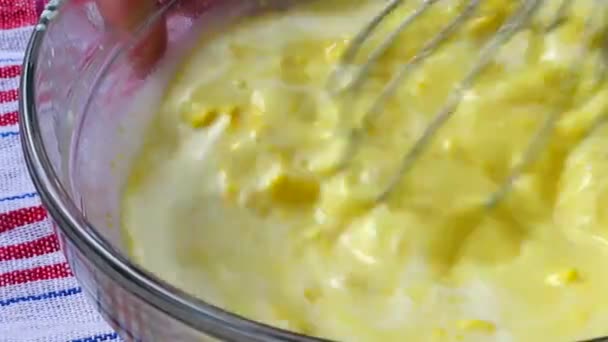 Egg and dairy mix for custard. Preparation of custard. - Záběry, video