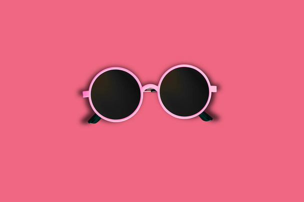 розовые солнцезащитные очки на красном фоне, коллекция модных аксессуаров, холодные розовые очки на красном фоне, вид сверху
. - Фото, изображение