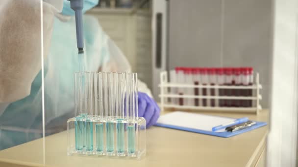Labortechniker führt einen chemischen Bluttest durch. Aufzeichnung der Ergebnisse. - Filmmaterial, Video