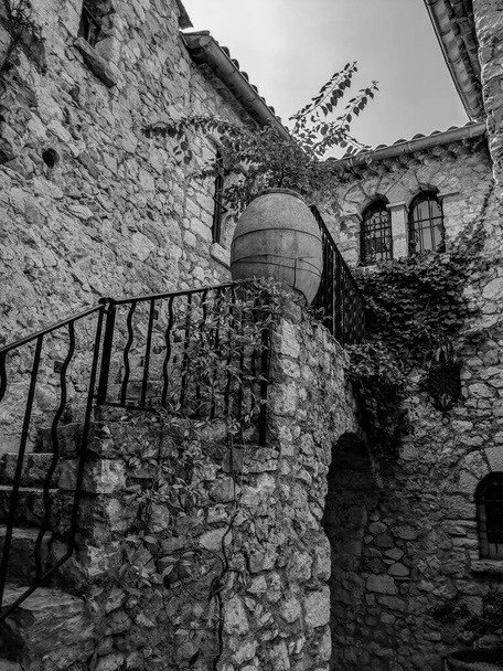 Photographie noir et blanc de l'entrée des escaliers dans un ancien bâtiment du village d'Eze, sur la Côte d'Azur
 - Photo, image