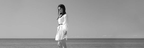 Jeune fille heureuse dans une robe blanche près de la mer
 - Photo, image