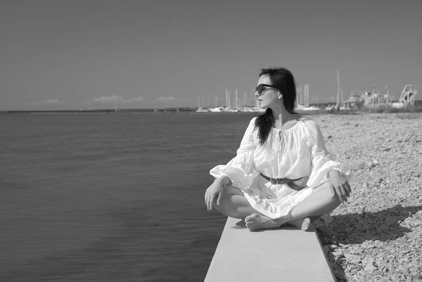 jong gelukkig meisje in een wit jurk door de zee - Foto, afbeelding