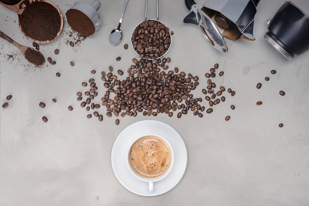 Tausta valikoima kahvia, kahvipapuja, Kuppi mustaa kahvia, Kahvinkeitin laitteet
 - Valokuva, kuva