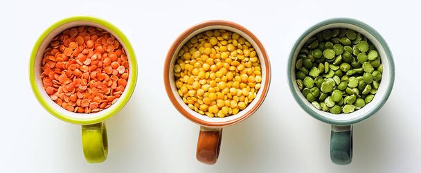 banner de lentejas de diferentes tipos y colores en tazas porcionadas. proteínas veganas
. - Foto, Imagen
