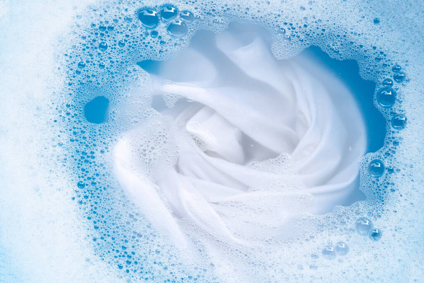 Vue du dessus de tremper un chiffon avant de laver, chiffon blanc
 - Photo, image