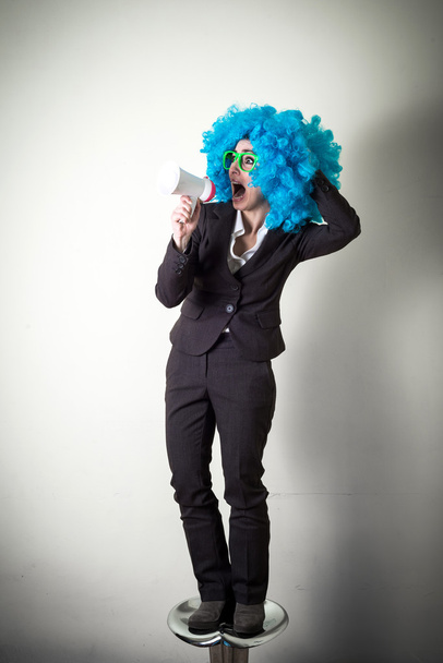 vicces blu paróka gyönyörű fiatal üzletasszony - Fotó, kép