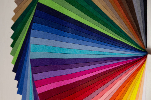 kolorowy filc z bliska układany kolorami w rozszerzonej formie - Zdjęcie, obraz