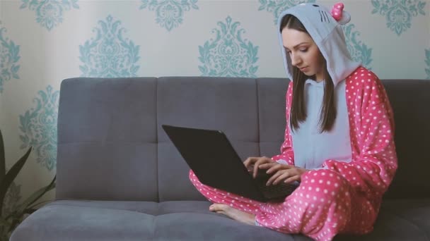 Mladá žena v legrační pyžama pracuje z domova - Záběry, video