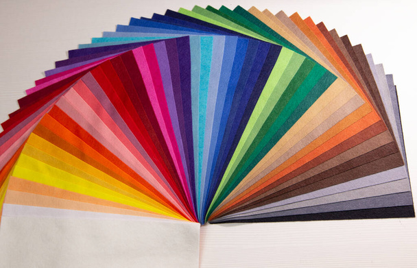 fieltro multicolor de cerca dispuestos por colores en forma expandida
 - Foto, Imagen