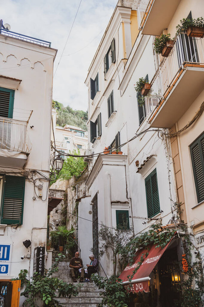 Amalfi, Італія - 1 листопада 2019: Вулична сцена Амальфі Таун, Італія. Подорож - Фото, зображення