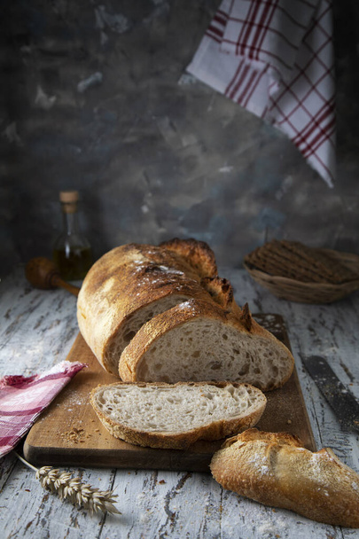Vers gesneden brood op een houten tafel - Foto, afbeelding