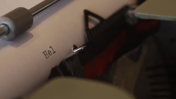 Retro daktilo makinesinin yakın çekimi. Eski bir yazı makinesine yazı yazan birinin yakın çekimi. 4k görüntüleme. - Video, Çekim