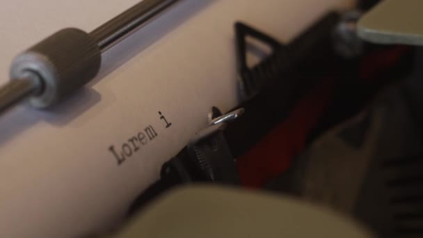 Close-up de uma máquina de digitação retro. Close-up de alguém escrevendo em uma velha máquina de escrever vintage. 4k viedo
. - Filmagem, Vídeo
