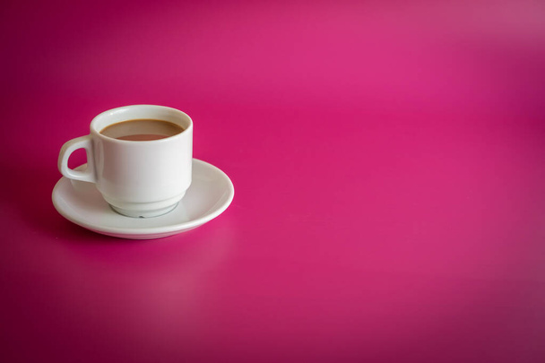 taza de café blanco sobre fondo fucsia
 - Foto, Imagen